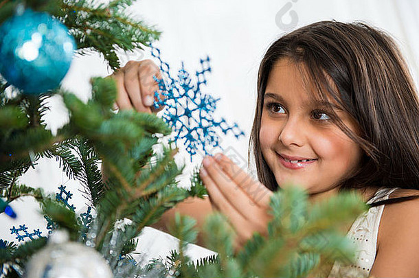 微笑女孩装修圣诞节树