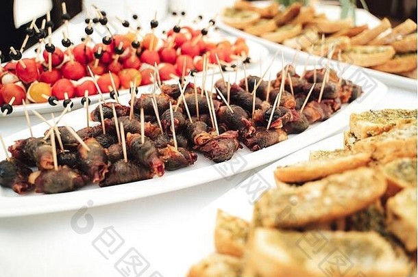 自助服务自助餐表格类型小零食集中培根卷庆祝活动生日聚会，派对婚礼概念