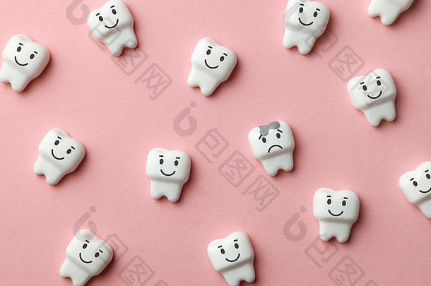 健康的白色牙齿微笑牙龋齿伤心粉红色的背景