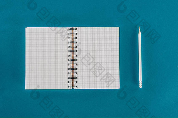 前视图单铅笔空白笔记本孤立的蓝色的背景