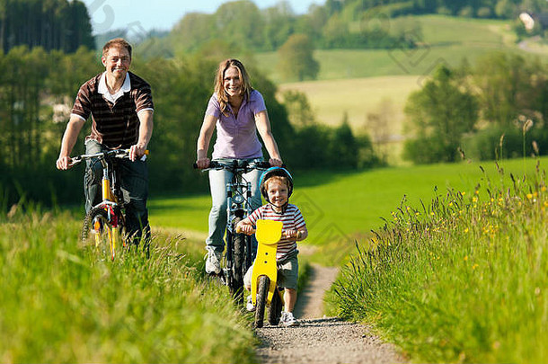 家庭骑自行车夏天
