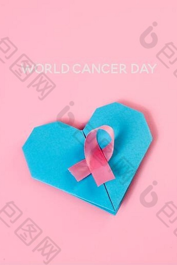 蓝色的折纸心粉红色的意识丝带文本世界癌症一天粉红色的背景
