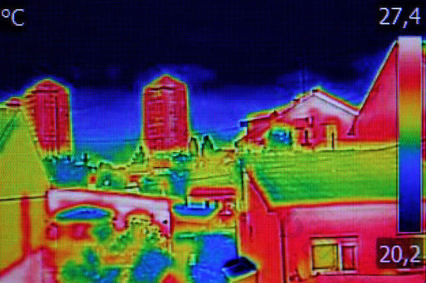 红外Thermovision图像显示缺乏热绝缘住宅建筑