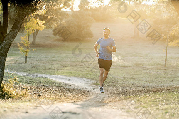 快乐跑步者运动服装运行培训马拉松公园日落美丽的夏天一天体育健康的生活方式慢跑cro