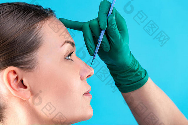 化妆品外科医生检查女客户端办公室医生检查女人的脸鼻子塑料手术外科医生美容师手触碰女人脸鼻整形术