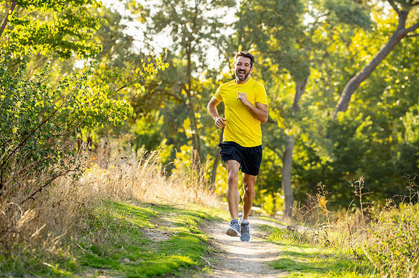 快乐跑步者运动服装运行培训马拉松公园日落美丽的夏天一天体育健康的生活方式慢跑cro