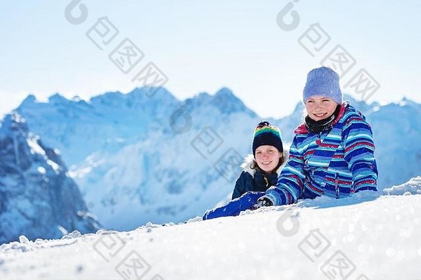 快乐微笑女孩躺雪冬天帽子外套高山峰会山峰背景