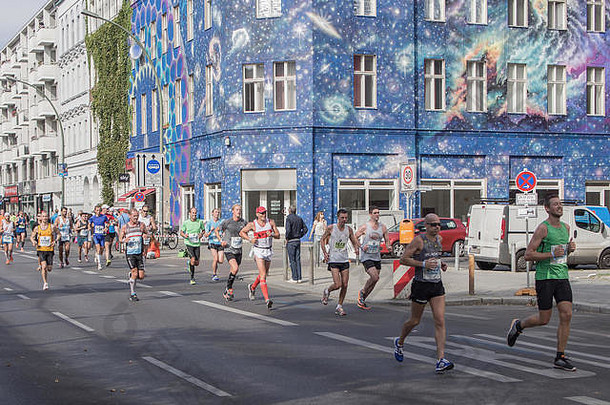 柏林德国9月跑步者柏林马拉松美丽的蓝色的房子背景