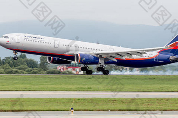 俄罗斯符拉迪沃斯托克现代乘客飞机空中客车公司俄罗斯航空公司航空公司着陆多云的一天航空运输
