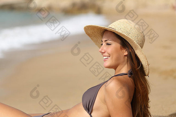 一边视图肖像美晒太阳的人考虑海洋海滩