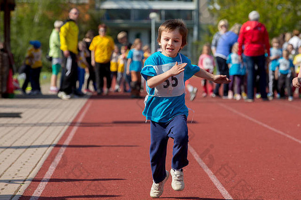 年轻的学前教育孩子们运行跟踪马拉松竞争模糊运动
