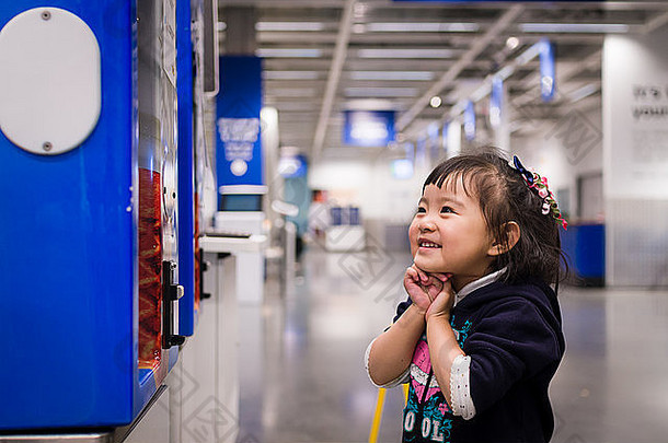 女孩站自动售货机走廊微笑