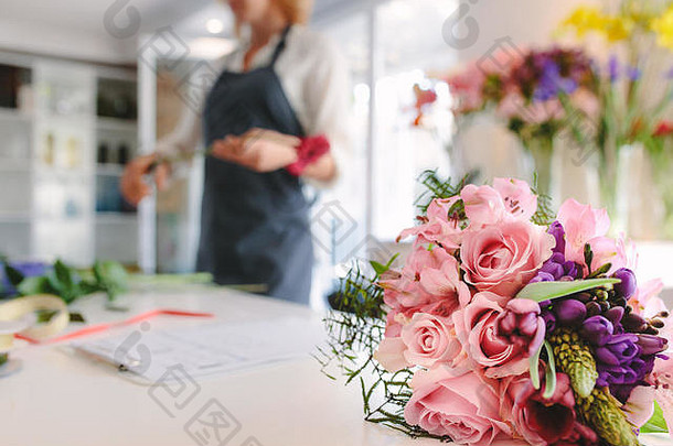 美丽的花花束花园中心女人花店工作背景焦点新鲜的花花束