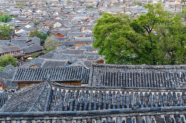 鸟眼睛视图当地的历史体系结构屋顶建筑小镇丽江云南中国