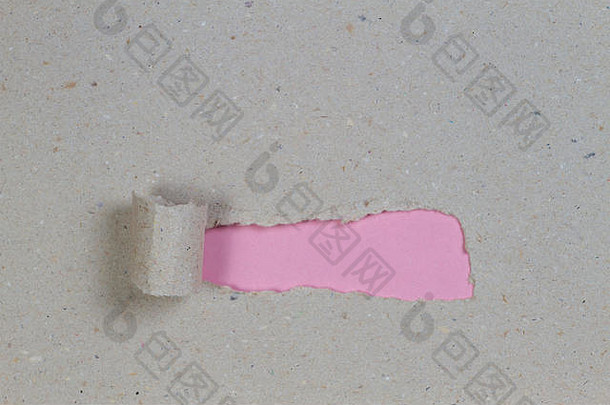 棕色（的）包纸撕裂揭示粉红色的背景复制空间