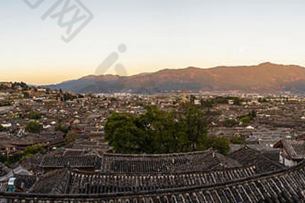 晚上鸟眼睛视图当地的历史体系结构屋顶建筑小镇丽江云南中国
