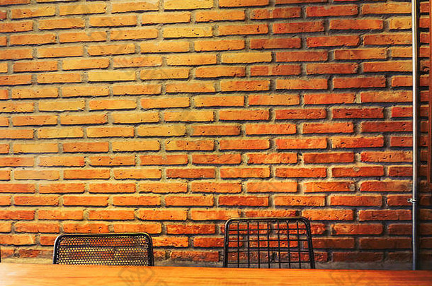 木计数器夜总会座位椅子凳子砖墙背景