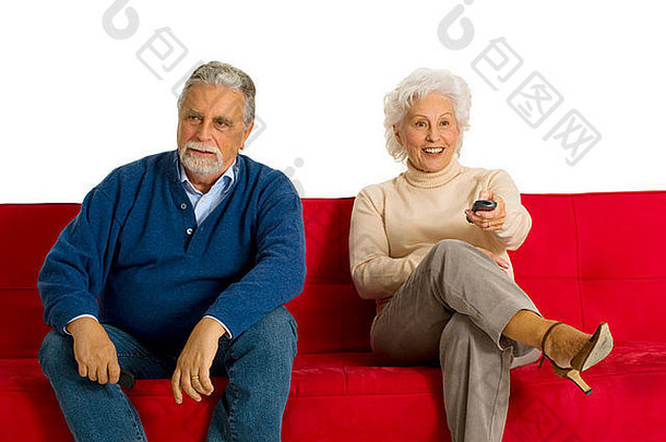 上了年纪的夫妇沙发电视远程控制