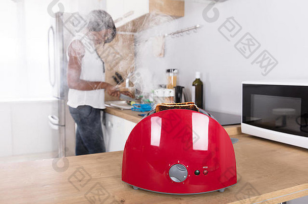 特写镜头红色的烤面包机烧烤面包