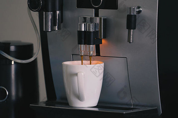 特写镜头表示咖啡机自动咖啡制造商杯卡布奇诺咖啡国内家庭电器