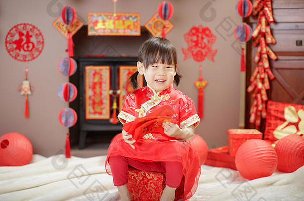 中国人婴儿女孩传统的沙拉酱意味着幸运的红色的信封