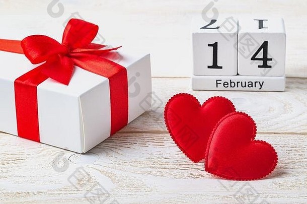 红色的丝绸情人节心礼物盒子丝带弓永恒的日历日期2月白色木变形表面爱概念