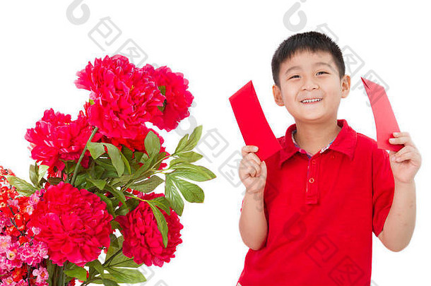 亚洲男孩持有红色的信封孤立的白色背景