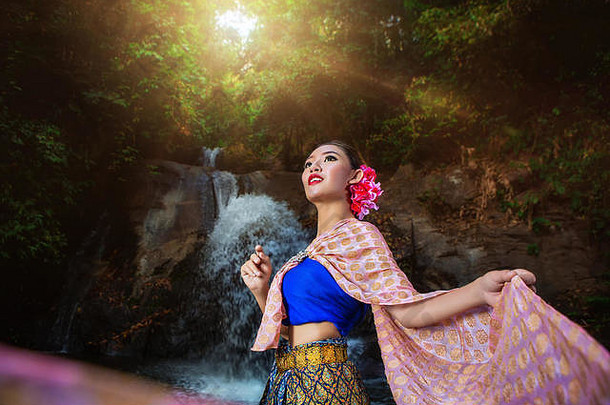 泰国女孩北部风格衣服瀑布身份文化泰国