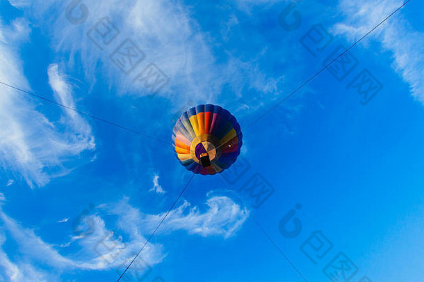 色彩斑斓的热空气气球蓝色的天空日落