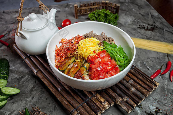 朝鲜文面条泡菜西红柿辣椒白色碗竹子托盘茶能