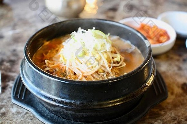 圣代古克巴普朝鲜文黑色的香肠汤传统的黑色的碗