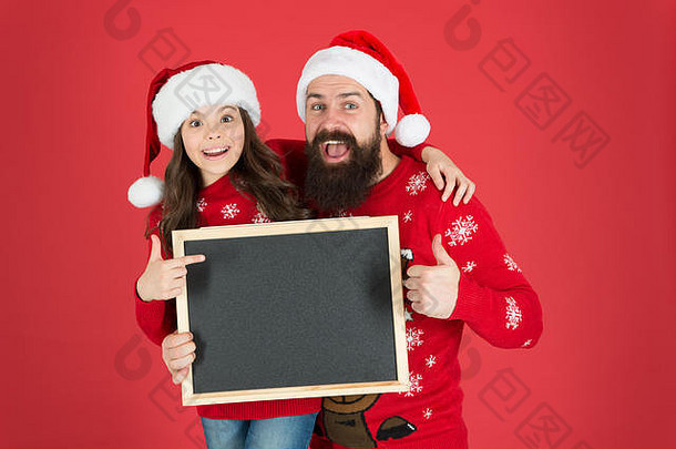 产品出售圣诞节快乐家庭展示产品空黑板上有胡子的男人。小孩子广告产品产品信息复制空间
