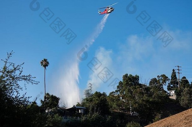 紧急<strong>消防直升机</strong>滴水刷火储蓄房屋加州野生火