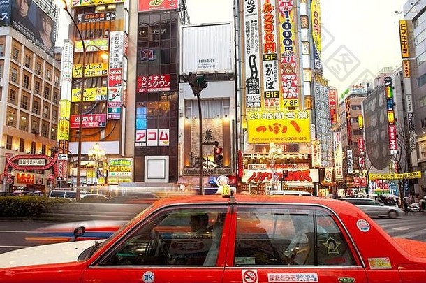 新宿东京关东地区本州日本红色的出租车熙熙攘攘的区新宿广告迹象