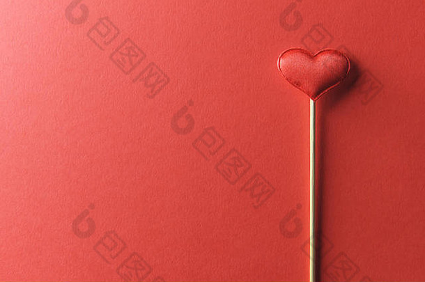 红色的纺织心木坚持特写镜头情人节一天背景有创意的纹理爱概念