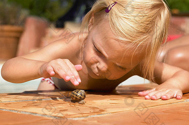 女孩玩蜗牛