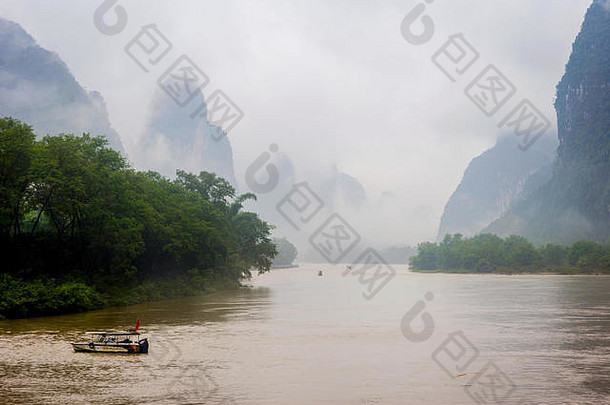 河有雾的云雾包围著名的岩溶山广西壮中国