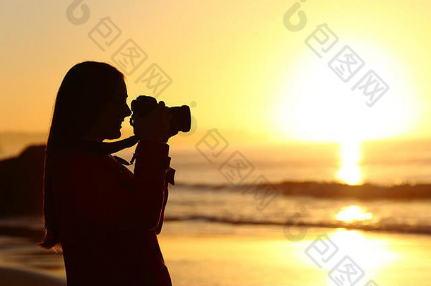 一边视图背光摄影师轮廓拍摄太阳数码单反相机相机日出海滩海洋