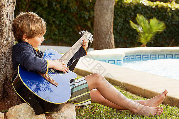 男孩玩吉他池