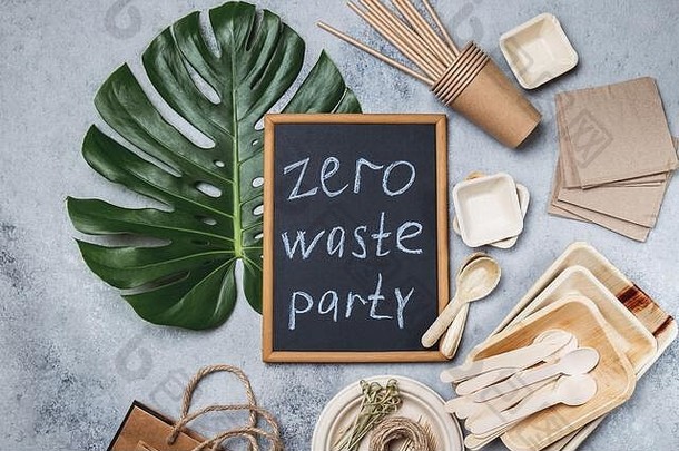浪费聚会，派对概念生态ffriendly餐具工艺袋monstera叶子灰色的背景前视图