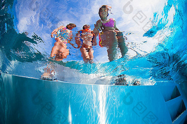 孩子们一边开放空气游泳池法国水下视图