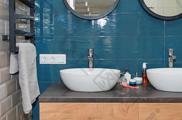 现代浴室室内木架子上汇站轮镜子透明的玻璃淋浴小屋极简主义斯堪的那维亚