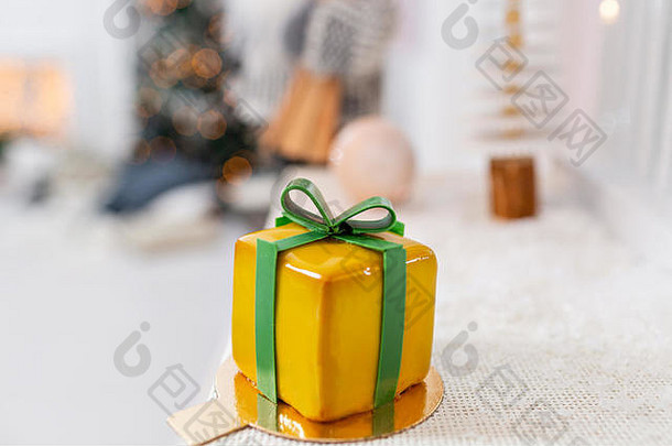 迷你摩丝糕点甜点黄色的上釉形式礼物盒子丝带巧克力现代欧洲蛋糕法国厨房圣诞节主题