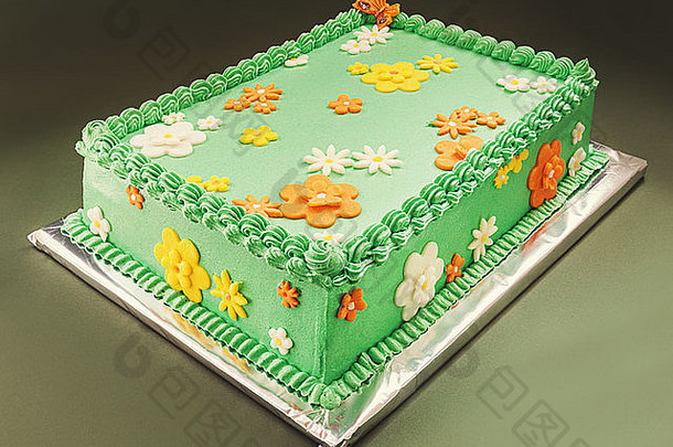 装饰生日蛋糕象征着绿色场黄色的橙色白色花