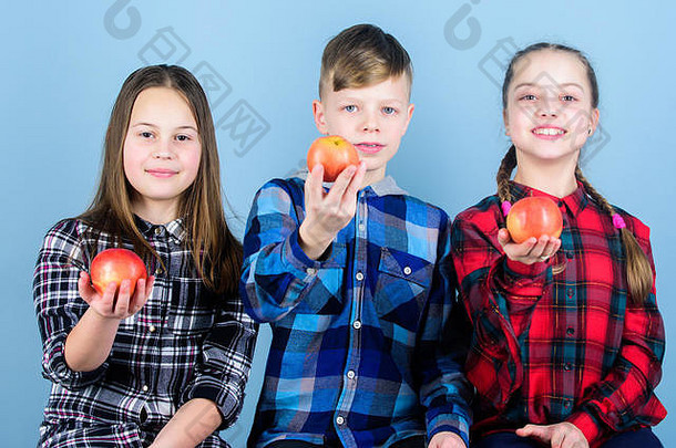 健康的生活方式男孩女孩朋友类似的网纹衣服吃苹果青少年健康的零食健康的节食维生素营养吃水果健康的集团青少年持有苹果