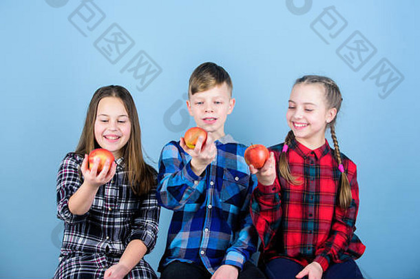 健康的节食维生素营养吃水果健康的集团青少年持有苹果健康的生活方式男孩女孩朋友<strong>类</strong>似的网纹衣服吃苹果青少年健康的<strong>零食</strong>