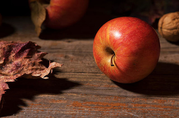 秋天苹果色彩斑斓的叶子乡村木董事会秋天感恩节一天背景美收获秋天概念秋天作文