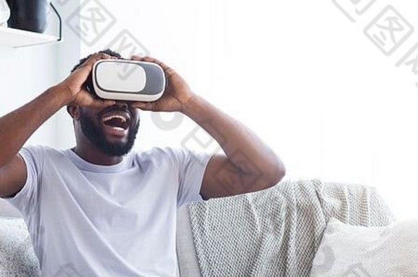 兴奋非洲的家伙享受虚拟现实护目镜
