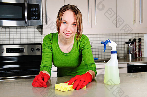 年轻的女人厨房清洁家务橡胶手套