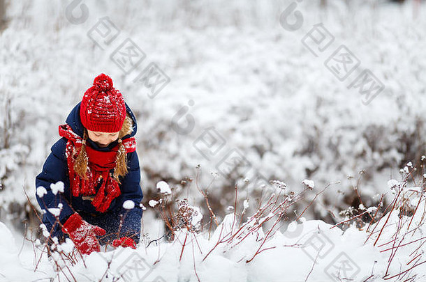 可爱的女孩穿温暖的衣服在户外美丽的冬天雪一天